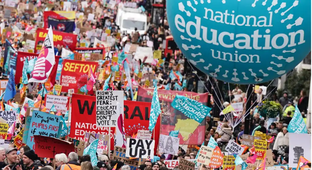 英国50万人大罢工!伦敦交通瘫痪!政府官宣重磅预算案!英国紧急下架感冒药!