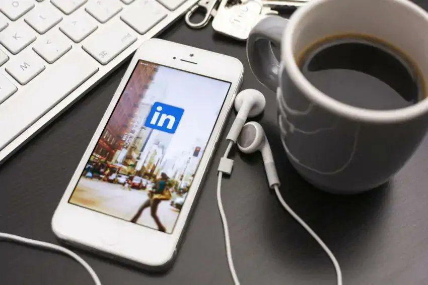 英国机场航班延误榜公布!LinkedIn宣布8月退出中国市场!全英再迎铁路罢工!英国首个“三亲婴儿”诞生