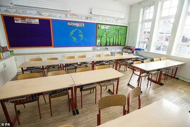 英镑汇率涨破8.80!数百人连滚带爬“追奶酪”!英国扩大海外教师招聘!12个症状诊断是否患长新冠