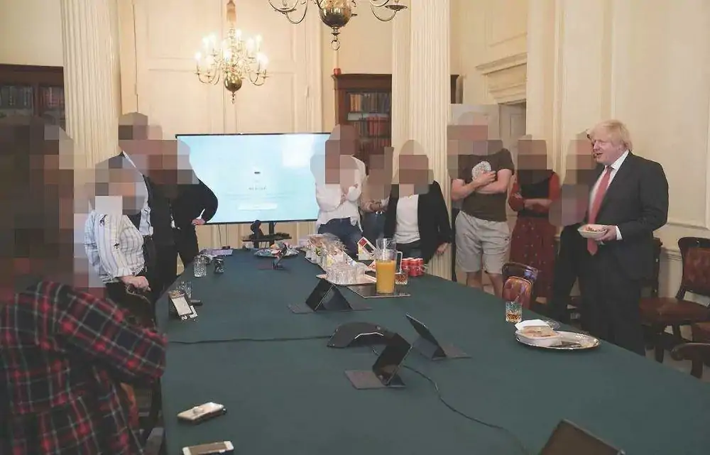 759名女王大学学生无法按时获得学位?大学平均只花两分钟阅读个人陈述!鲍里斯“派对门”调查报告公布;英国多地海滩近日禁止下海
