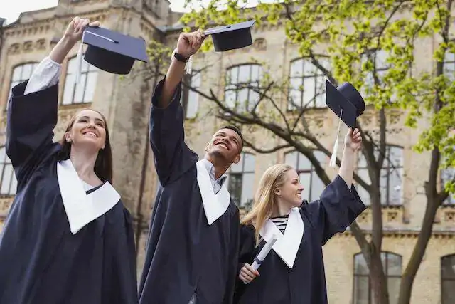 759名女王大学学生无法按时获得学位?大学平均只花两分钟阅读个人陈述!鲍里斯“派对门”调查报告公布;英国多地海滩近日禁止下海