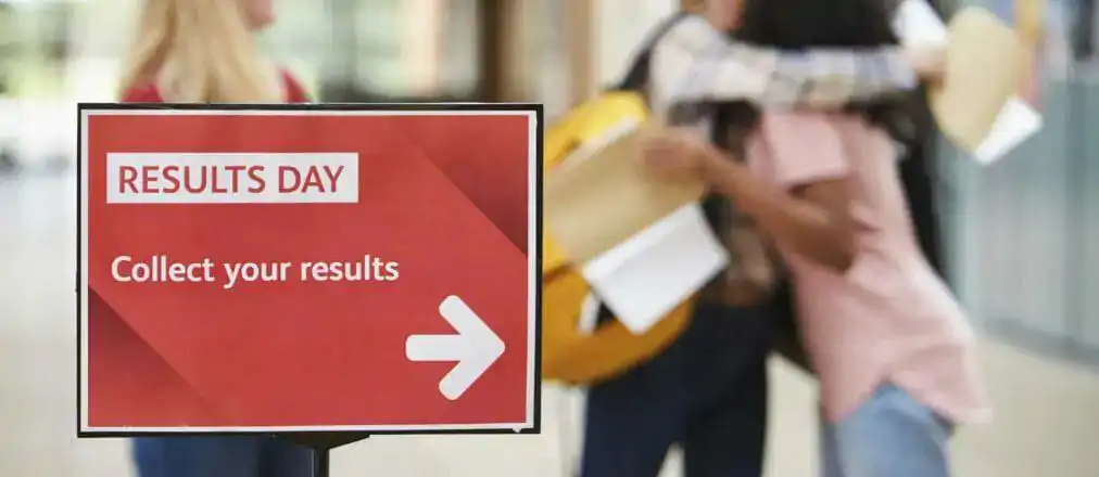 759名女王大学学生无法按时获得学位?大学平均只花两分钟阅读个人陈述!鲍里斯“派对门”调查报告公布;英国多地海滩近日禁止下海