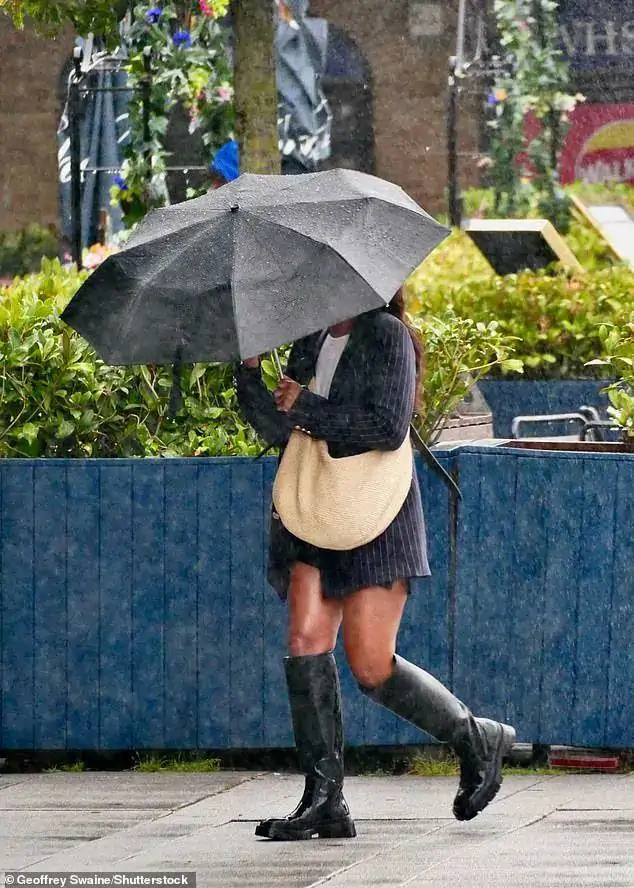 推特变国外版微信?Twitter改名为X:无限可能!英国降雨持续至8月中!伦敦持刀犯罪一年内激增16%!