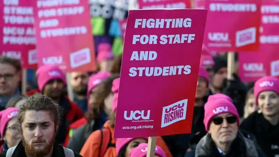 英国大学一等学位比例十年来首次下降!官方监督机构称HS2无法实现!英国脱欧后面临疯狂的入境队伍!